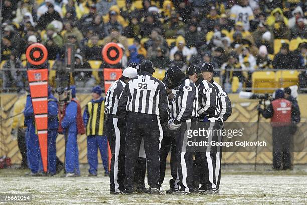 Referee Gene Steratore's officiating crew, including umpire Carl Madsen, line judge Tom Barnes, field judge Doug Rosenbaum, back judge Tony...