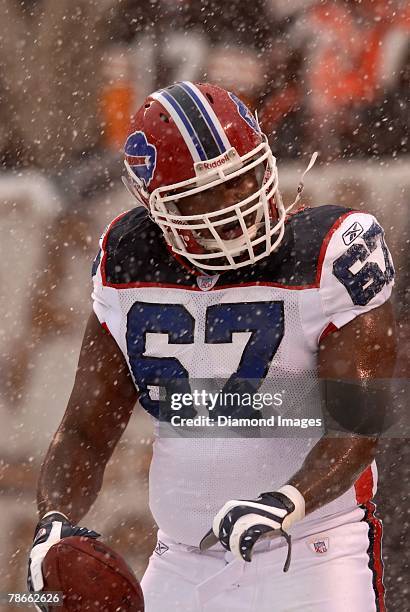 Center Melvin Fowler of the Buffalo Bills warms up prior to a game with the Cleveland Browns on December 16, 2007 at Cleveland Browns Stadium in...