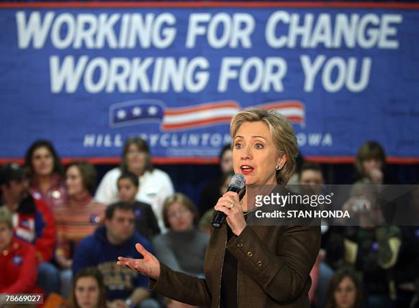 Democratic presidential hopeful and New York Senator Hillary Clinton campaigns 28 December 2007 at the Roland-Story Elementary School in Story City,...