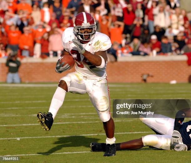 Alabama's Kenneth Darby dodges an Auburn tackler during the first half at Jordan-Hare Stadium, Auburn, Alabama, Nov. 19, 2005.