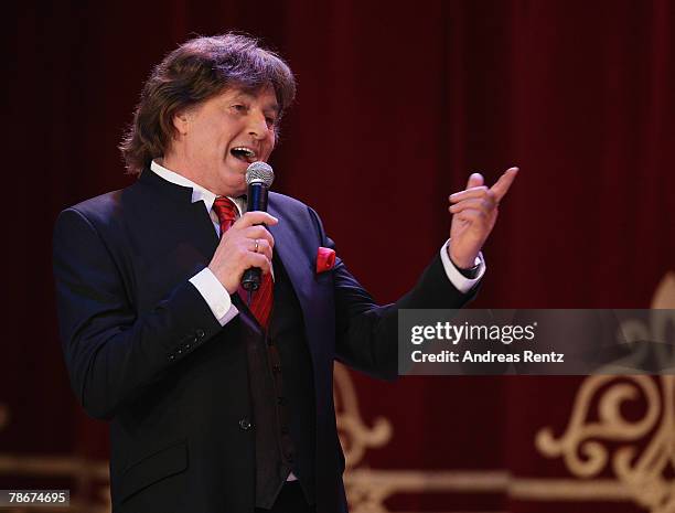 Singer Chris Roberts performs on stage during the 'Danke Dieter Thomas Heck - 70th birthday gala' on December 29, 2007 in Berlin, Germany.