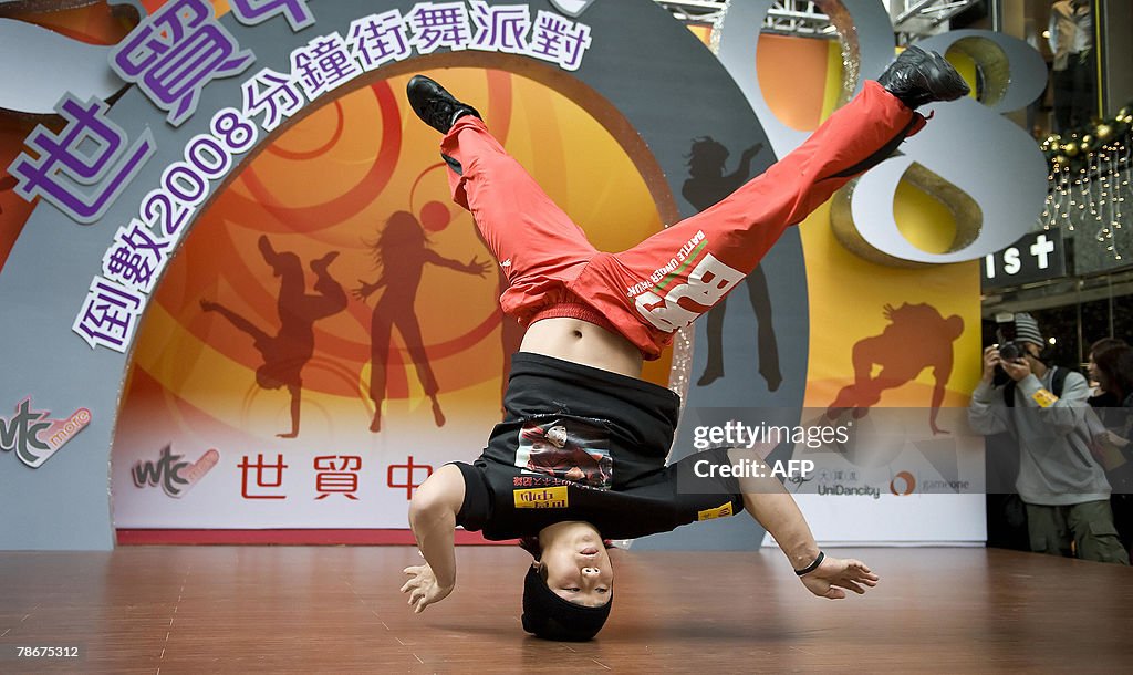 Japanese headspin master Ono Aichi perfo