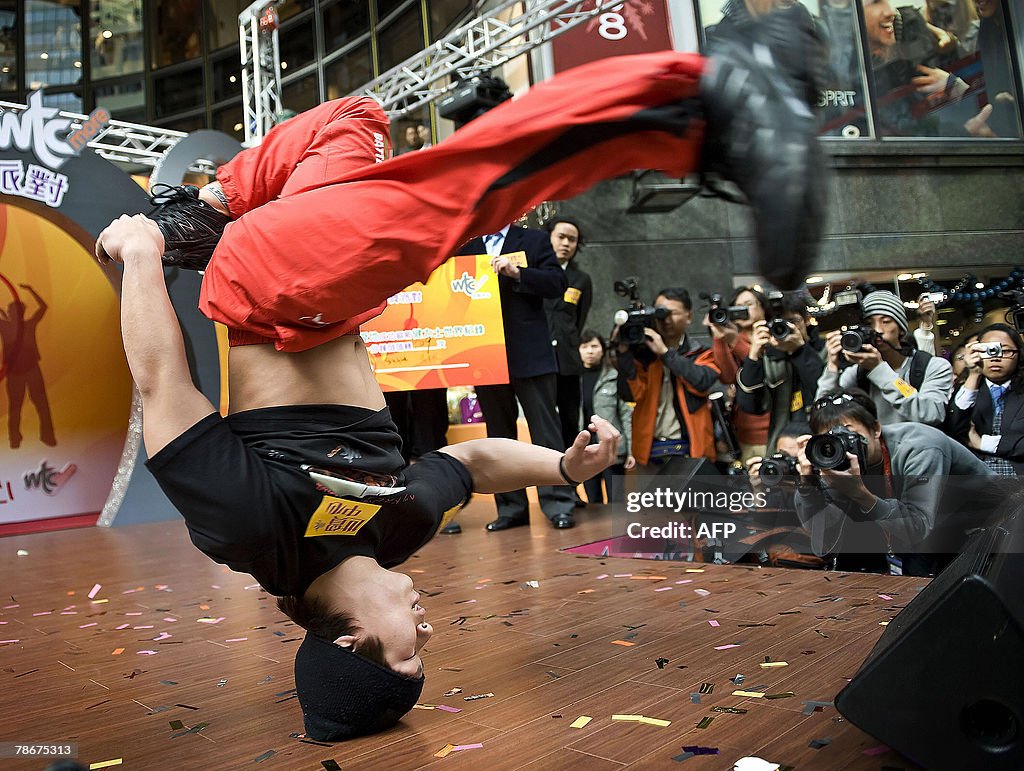 Japanese headspin master Ono Aichi perfo