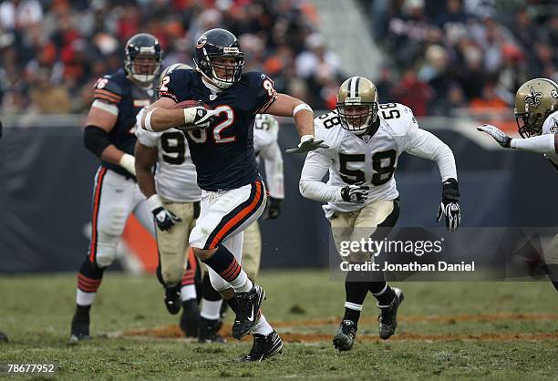 Greg Olsen of the Chicago Bears runs for yards after the catch against the New Orleans Saints at Soldier Field on December 30, 2007 in Chicago,...