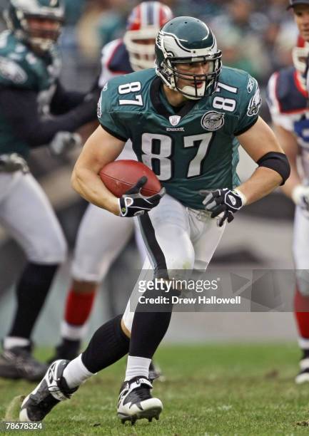 Tight end Brent Celek of the Philadelphia Eagles runs with the ball during the game against the Buffalo Bills on December 30, 2007 at Lincoln...
