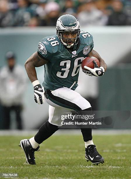 Running back Brian Westbrook of the Philadelphia Eagles carries the ball during a game against the Buffalo Bills on December 30, 2007 at Lincoln...