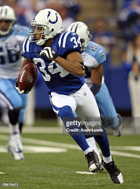 186 Tj Rushing Photos & High Res Pictures - Getty Images