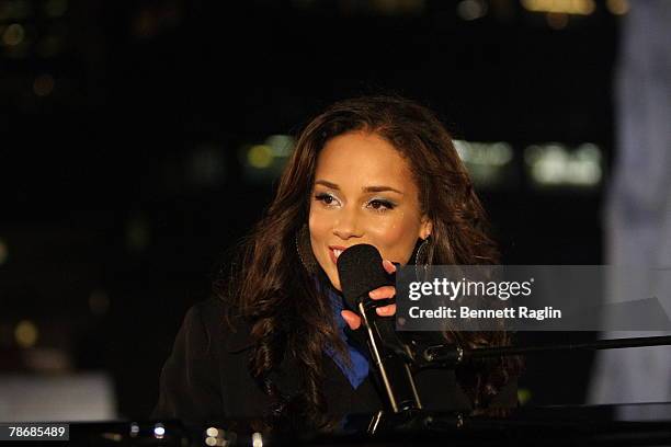 Musician Alicia Keys performs during NBC's New Year's Eve 2008 with Carson Daly in Times Square on December 31, 2007 in New York City.