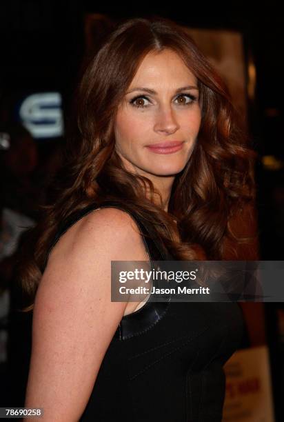 Actress Julia Roberts arrives to the premiere of Universal Pictures' "Charlie Wilson's War" at City Walk Cinemas on December 10, 2007 in Universal...