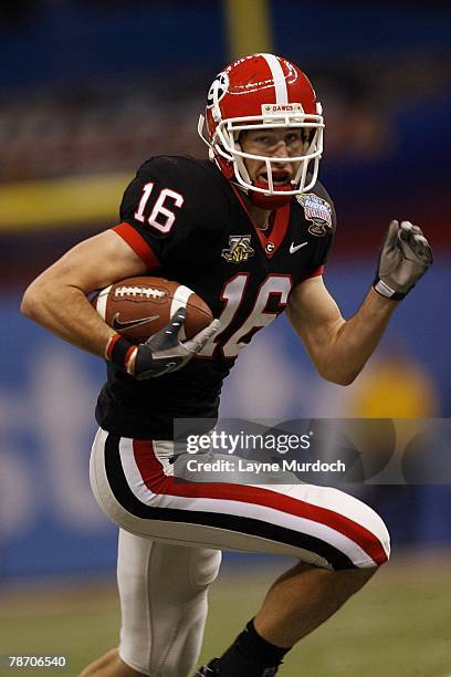 Kris Durham of the Georgia Bulldogs runs down the field against the Hawaii Warriors on January 1, 2008 during the Allstate Sugar Bowl at the...