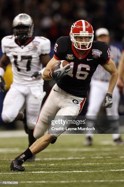 Kris Durham of the Georgia Bulldogs runs down the field against Solomon Elimimian of the Hawaii Warriors on January 1, 2008 during the Allstate Sugar...