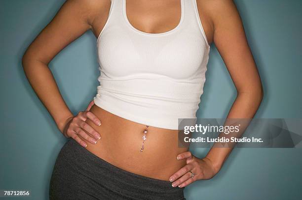 woman with bellybutton ring - belly ring photos et images de collection