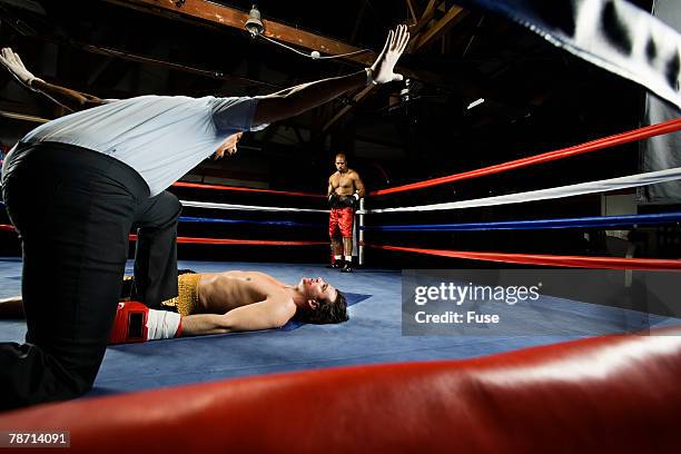 Disoriented Boxing Unconscious Boxer Stock-Fotos und Bilder - Getty Images