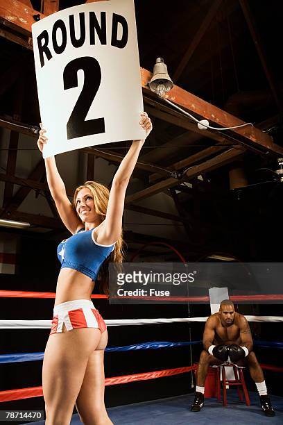 ring girl announcing start of round two - championship ring foto e immagini stock