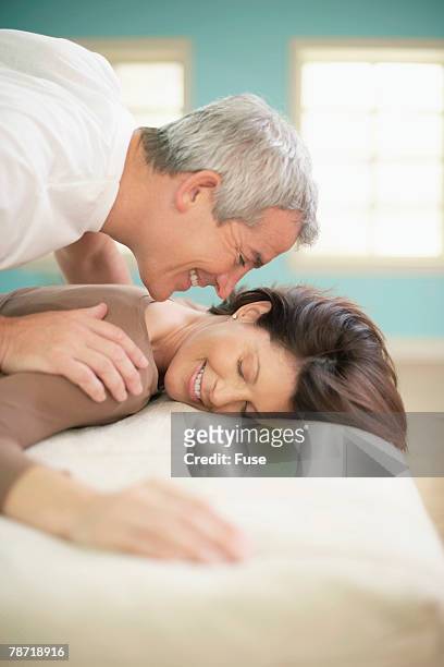 man giving woman back rub - tantra massage 個照片及圖片檔