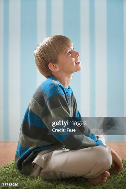 boy looking up - gambe incrociate foto e immagini stock