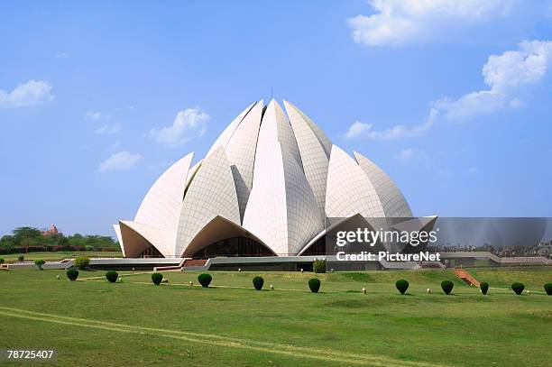 baha'i temple in new delhi - lotus temple new delhi stock pictures, royalty-free photos & images