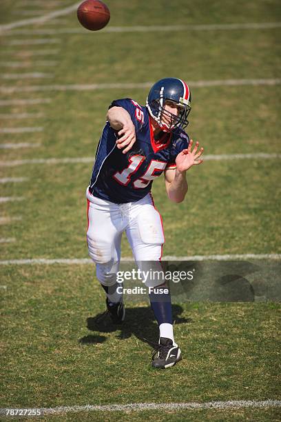 quarterback throwing a pass - quarterback throwing stock pictures, royalty-free photos & images