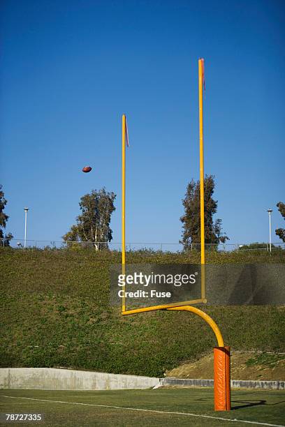 football flying through goalposts - but de football américain photos et images de collection