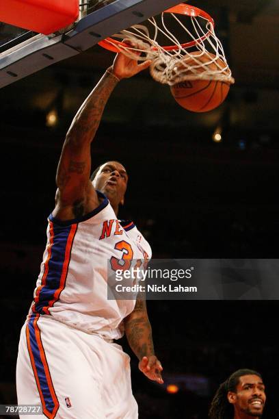 Eddie Curry of the New York Knicks dunks the ball against the Sacramento Kings on January 2, 2008 at Madison Square Garden in New York City. NOTE TO...