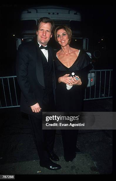 Actor Jeff Daniels poses for a picture February 15, 1999 with his wife at the ESPY Awards in New York City. The ceremony is being held at Radio City...