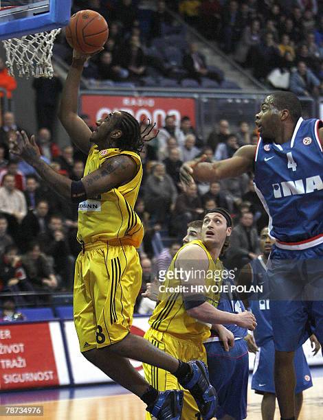 Bracey Wright of Aris vies with Cibona's Chris Warren during their group A Euroleague Basketball match in Zagreb, 03 January 2008. AFP PHOTO/ HRVOJE...