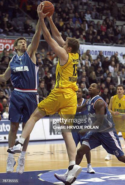 Hanno Mottola of Aris vies with Cibona's Barisa Krasic and Sam Hoskin during their group A Euroleague Basketball match in Zagreb, 03 January 2008....