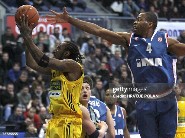 Bracey Wright of Aris vies with Cibona's Chris Warren during their group A Euroleague Basketball match in Zagreb, 03 January 2008. AFP PHOTO/ HRVOJE...