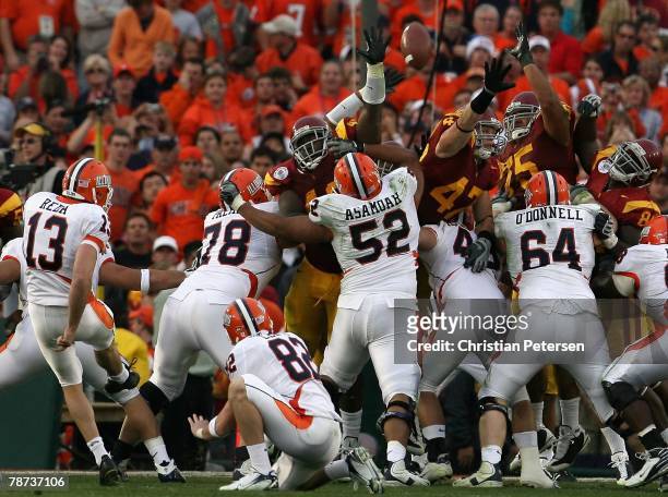 The USC Trojans defense attempts to block an extra point kicked by Jason Reda of the Illinois Fighting Illini during the third quarter of the Rose...