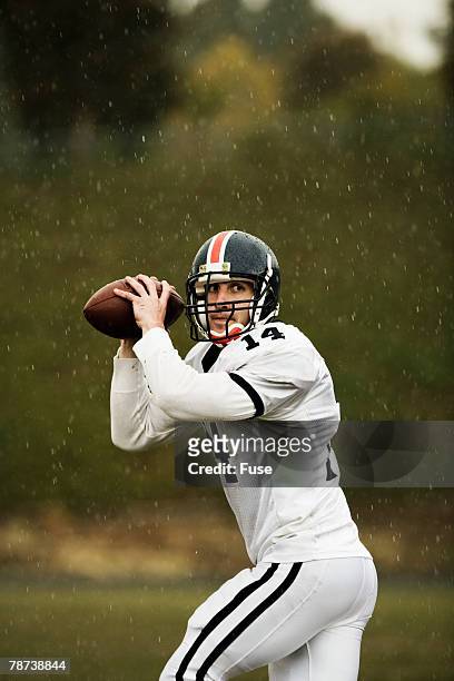quarterback ready to throw football - quarterback throwing stock pictures, royalty-free photos & images