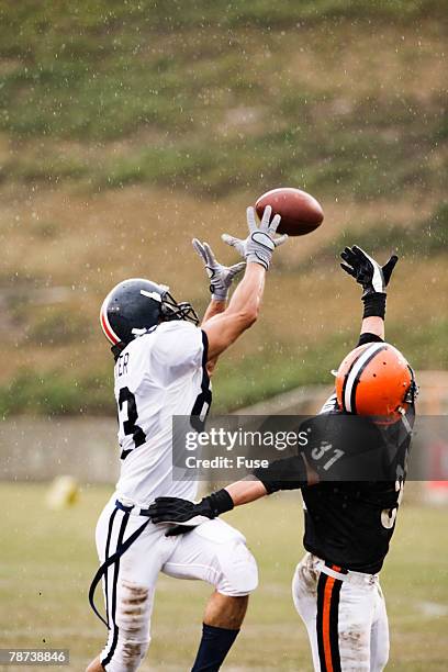 football player catching ball - football receiver 個照片及圖片檔