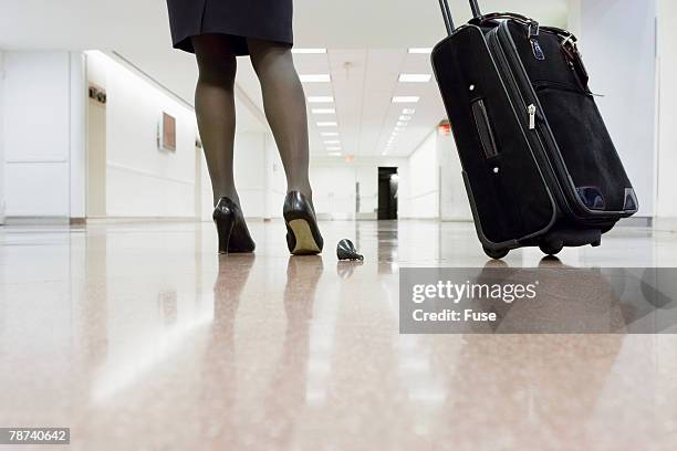 woman with broken heel - woman in broken shoe heel stockfoto's en -beelden