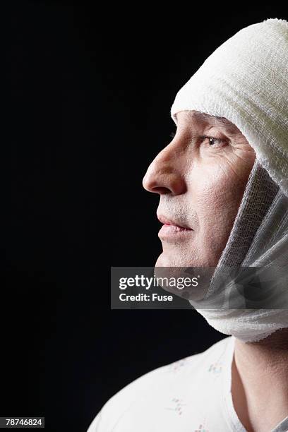 patient with bandaged head - elastic bandage stockfoto's en -beelden