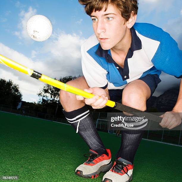 hockey player practicing - hockey stockfoto's en -beelden