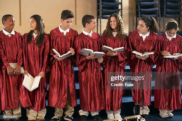 young choir chatting - african childrens choir stockfoto's en -beelden