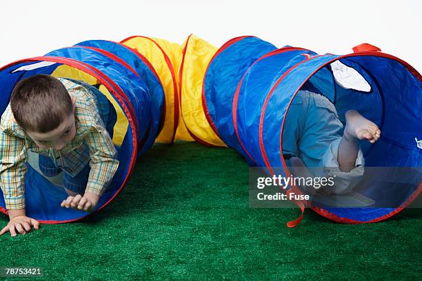 Friends Playing In A Toy Tunnel, 照片檔