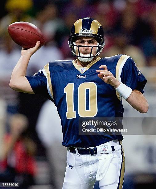 Marc Bulger of the St. Louis Rams throws a pass against the Green Bay Packers on December 16, 2007 at the Edward Jones Dome in St. Louis, Missouri....