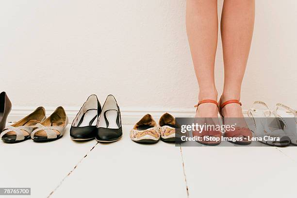 shoes in a row - shoes in a row stock pictures, royalty-free photos & images