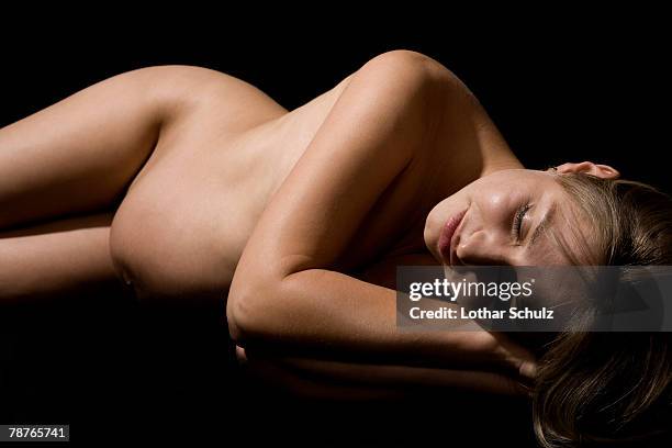 a naked pregnant woman lying down - body lying down stock pictures, royalty-free photos & images