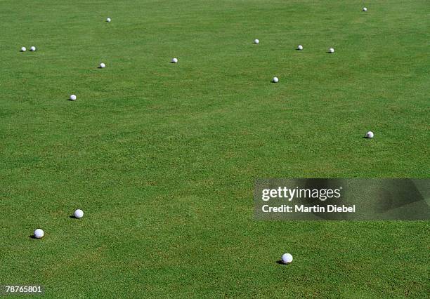 golf balls on a putting green - drivingrange stockfoto's en -beelden