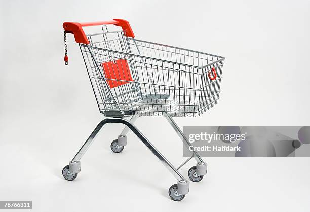 a shopping trolley - caddie photos et images de collection