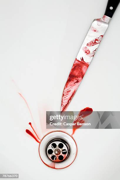 a knife with blood in the bath - bloody knife stockfoto's en -beelden