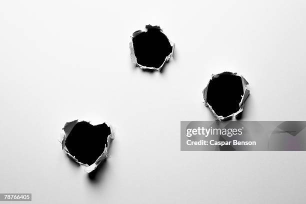 holes in a wall - bullet holes photos et images de collection