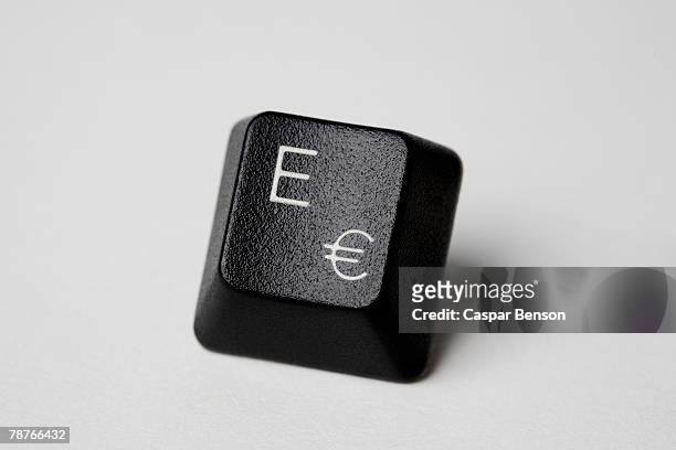 a computer key with the letter e and the euro symbol - letra e - fotografias e filmes do acervo