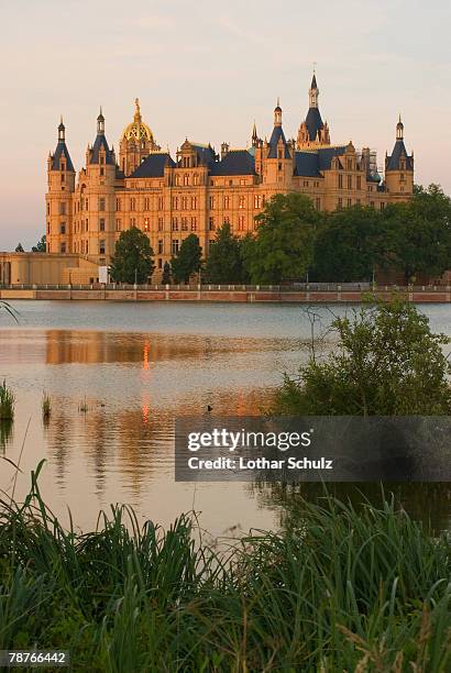 castle of schwerin, mecklenburg-vorpommern, germany - schwerin stock-fotos und bilder