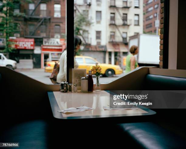 an empty booth in a diner - restaurant-window-new-york stock pictures, royalty-free photos & images