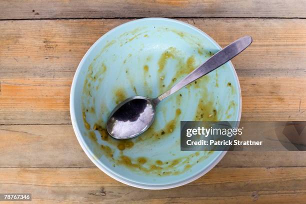 an empty soup bowl with a spoon - scodella per zuppa foto e immagini stock