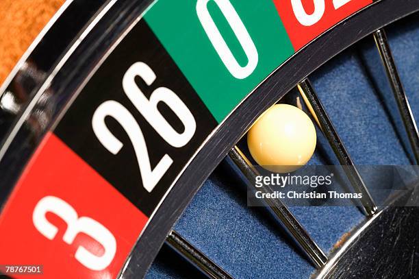 roulette wheel close up - roulette photos et images de collection