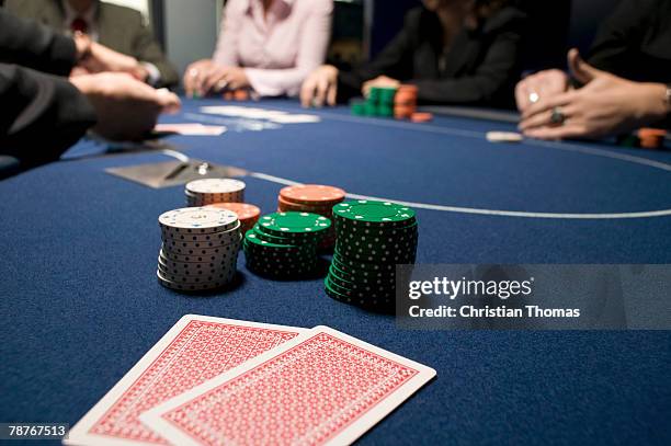 playing cards with stacks of gambling chips on a casino table - texas hold 'em stock-fotos und bilder