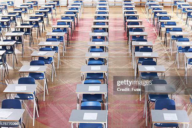 empty exam hall - tentamenzaal stockfoto's en -beelden